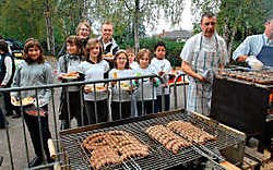 De KRAKdag in Kruikenburg werd afgesloten met een barbecue. <br>Yvan De Saedeleer<br>