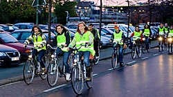 Een defilé in zelfgemaakte fluo outfits bekroonde het veertiendaagse project van de middelbare school Barnum. Stefaan Beel<br>