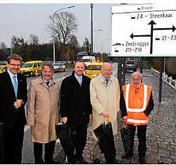 De nieuwe signalisatieborden worden voorgesteld door burgemeester Moenaert (tweede van rechts).Michel Vanneuville<br>