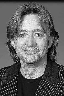 Frank Van Laecke kan niet stilzitten. 'Niks is erger dan stilvallen. Ik heb nog nooit een dag droog gestaan', zegt hij over zijn passie voor musicals. Luk Monsaert<br>