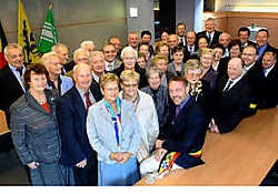 WORTEGEM De zeventigjarigen, geboren in Wortegem in 1938, organiseerden samen met hun partners een reüniefeest. Het gezelschap werd op het gemeentehuis ontvangen. Daarna werden in restaurant De Hooiopper in Elsegem de benen onder tafel geschoven voor de f