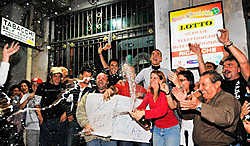Vreugde bij de krantenkiosk 'Giunta' in Catania nu iemand 100 miljoen euro heeft gewonnen. Maar het aantal armen in Italië stijgt snel. epa<br>