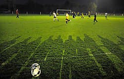 Ouders werpen hun schaduw over de training van het jeugdvoetbal in Aalst. Ze krijgen tips om zich tijdens wedstrijden in te tomen. Eric de Mildt<br>