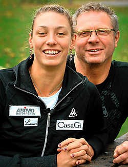 Yanina Wickmayer (met haar vader Marc): 'Ik heb twee keuzes: ofwel doe ik voort zoals altijd en zal ik wel in de top vijftig raken. Ofwel doe ik het op de nieuwe manier en word ik over een aantal jaar top tien.'Marc Herremans<br>