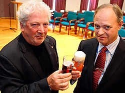 Wetenschapper Willy Decuyper en geuzebrouwer Frank Boon kregen beiden het ereplakket van de stad Halle.Yvan De Saedeleer