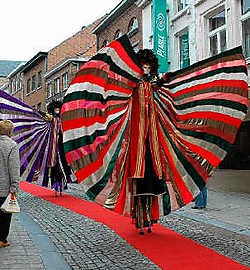 Ambiorix en een Romein verwelkomden de shoppers. Gert Devocht<br>Steltenlopers brachten spektakel in de binnenstad. Gert Devocht