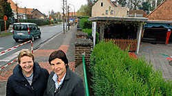 Bea Van Britsom (links) en Nadine Amelinckx willen graag het eenrichtingsverkeer behouden. Paul De Malsche