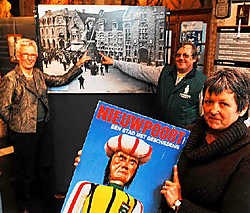 Voorzitster Maria Degroote (vooraan) van de reuzengilde Jan Turpijn, schepen Greet Ardies (CD&V) en Roland Degroote. Isabelle Vanhassel<br>