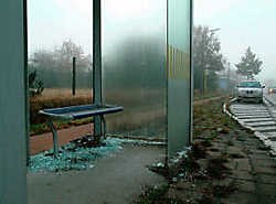 Vandalen hebben lelijk huisgehouden aan enkele bushokjes in Kasterlee. Lily Leys