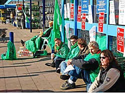 Vakbondsmilitanten maakten duidelijk dat shoppen zaterdag geen mogelijkheid was. Koen Merens