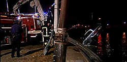 De bestuurder zelf was nog spoorloos toen de brandweer de wagen uit het water tilde.Hans Leenders <br>