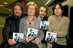 Roel Vanaken, Paul Pans, Georgette Jooken (zangkoor Wijer) en Roland Croquet van de groep Triple C. Gert Devocht