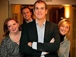 Gunther Himschoot (centraal) wordt de nieuwe organisator van Miss Meetjesland. Pascale Goethals, Dominique Willems en Kerstin Van Dongen springen mee op de kar.Grégoire De Poorter<br>