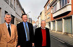 Ondervoorzitter van de sociale huisvestingsmaatschappij c.v. Tuinwijk Hector Van Hoye, schepen Filip Liebaut en voorzitter Marc van Hoecke in de Zelestraat waar de gebouwen van meubelen Borms (rechts) plaats maken voor nieuwe woningen. Luc Verstraeten