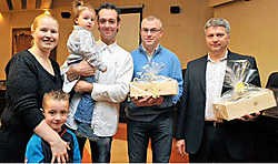 Cindy Vandenhende, Kiandro, Kaythana en Pedro Verstraete zijn Jürgen Beernaert en Stephan Christiaens (vlnr) uiterst dankbaar voor hun heldenmoed.Frank Meurisse<br>