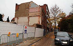 Experts onderzoeken vandaag of er instortings-<br>gevaar dreigt <br>in de woning. Lily Leys