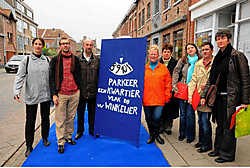 De actievoerders maakten symbolisch een plaatsje vrij voor kort parkeren.Luc Verstraeten<br>