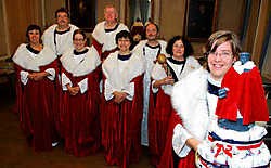 De Oude Garde Aalst biedt alle Aalsterse verenigingen de kans om een beeldje van Dirk Martens aan te kleden met hun eigen uniform. Carol Verstraete
