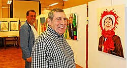 Jef Van Den Steen en Gaston Huysmans bij een van de schilderijen van 'Fleur'. Koen Merens