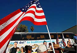 Betogers in Los Angeles willen de beslissing van het Californische Hooggerechtshof teruggeschroefd zien die het homohuwelijk toelaat.afp<br>
