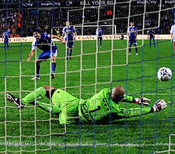 Racing Genk lonkte even naar de zege, maar Rorys Espinoza ranselde een te zwak getrapte strafschop van Elyaniv Barda uit zijn doel.photo news<br>