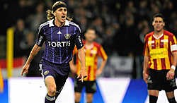 Een vertrouwd beeld vanop de Anderlecht-bank: Frutos verzorgt zijn linkervoet.