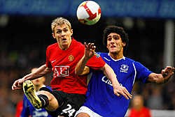 De Engelse pers vond de prestatie van Marouane Fellaini (r. in duel met Darren Fletcher) tegen Manchester United niet slecht, aangezien hij 'ondanks zijn gebrek aan fysieke gestalte' goed had standgehouden op het middenveld.reuters<br>