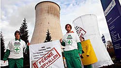 Eind dit jaar zal zo'n 5,2 miljard euro opzijgezet zijn voor de ontmanteling van de kerncentrales (foto: een actie van Greenpeace voor de centrale van Tihange in oktober 2006). belga<br>