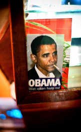 Een foto van Barack Obama aan het loket van coffeeshop Sahara.