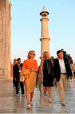 Karel De Gucht en Mireille Schreurs bezochten gisteren met koningin Paola de Taj Mahal in India. isopix<br>