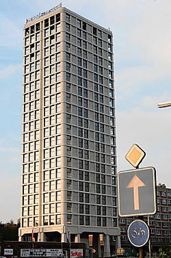 De Toren van Braem, nu de 'Flash Design Tower' is bekend voor wie dagelijks langs de A12 passeert. Eddy Van Ranst