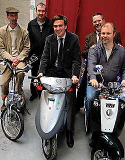 David Birnie (vooraan van links naar rechts), schepen De Clercq en Geert Neckebroeck zijn alvast enthousiast over de elektrische scooters.gia