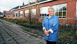 Rosa De Decker-Poppe of 'juffrouw Poppe' voor 'haar' vervallen schooltje: 'Mijn hart bloedt als ik eraan denk dat het gesloopt wordt.'<br> Michel Moens