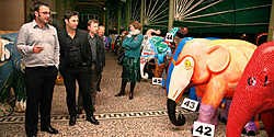 Aan belangstelling en kooplustigen ontbrak het alvast niet, gisteravond bij de veiling van de kunstwerken van de Elephant Parade.