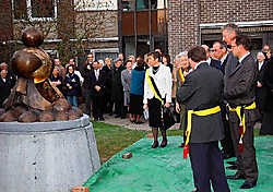 In aanwezigheid van het gemeentebestuur en van minister Pieter De Crem wijdde de Gentse bisschop Luc Van Looy de nieuwe gebouwen in. Herman Laneau<br>