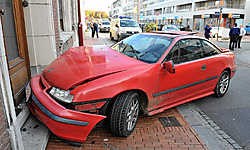 Tijdens de race door de centrum-<br>straten ramde een politiecombi een garagepoort. Eén politie-<br>inspecteur raakte lichtgewond. Frank Meurisse