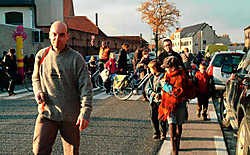 Na de herinrichting van de Kloosterbaan beschikken de Sint-Claraleerlingen over een comfortabel fiets- en voetpad, precies even breed als de rijweg.Lily Leys