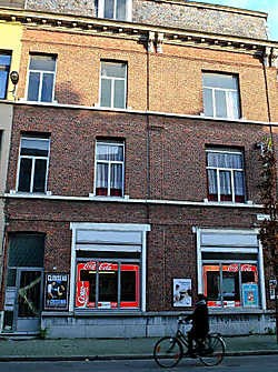 In dit appartements-<br>gebouw aan de Graaf van Hoornestraat werden de twee Indiërs dagenlang gegijzeld en gefolterd door zes Irakese mensen-<br>handelaars.<br>Walter Saenen