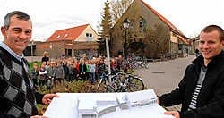 Directeur Rudy Dejonghe (links) van de school De Smalle in Koolkerke is tevreden met het toekomstige nieuwe gebouw. Michel Vanneuville<br>