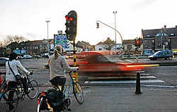 De verkeerslichten kunnen voetgangers en fietsers in de war brengen aan de Tervuursepoort.Foto Koen Merens