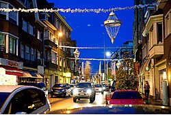 De kerstverlichting werd door specialisten aangebracht. Pas op 5 december gaan de lichtjes aan. Stefaan Beel