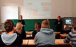 Bedrijfsleiders Stefan Jansen en Werner Verdickt staan een dagje voor de klas.Lily Leys