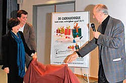 Burgemeester Yolande Avontroodt (Open VLD), haar partijgenoot en schepen Olivier Verhulst en voorzitter van de kmo-raad Luc Vrelust bij de voorstelling van het cadeaucheque-project.