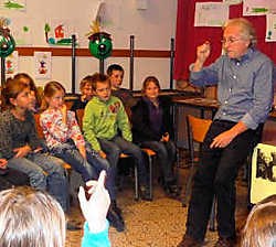 Marc De Bel vertelde de leerlingen van de Mesense basisschool onder meer dat er volgende maand een nieuwe Blinker-film uitkomt. pli