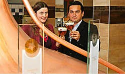 Liesbeth Cornelis en Krishnan Maudgal met de winnende Affligem. Koen Merens