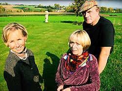 Isabelle Van Hees (links) laat de kunst van Frieda Van Dun en Mugo voortleven op een porseleinen servies.