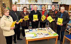 Senioren kunnen een enquêteformulier over hun leesgedrag en -wensen onder meer halen in de bibliotheek in Wijtschate. Bart Vandenbroucke