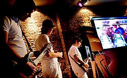 Janez Detd test de nieuwe game 'Guitar hero: world tour'. Muziek van de band zal met het spel gedownload kunnen worden.Koen Bauters<br>