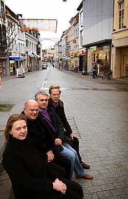 Françoise Steyt, Yvon Vanden Abeele, Hans Carrein en Hans Vermeersch van Handelsdistrict stellen hun eerste acties voor om van kortrijk een winkelstad te maken.Patrick Holderbeke
