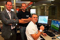 Christophe Mouton, Norman Cleenewerck en Eddy Delporte met een tag voor het scherm waar de route van de patiënten gevolgd kan worden. Bart Vandenbroucke<br>